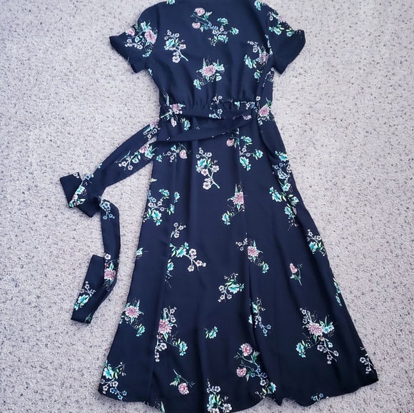 H&M V-Neck Black Floral Print Dress - Picture 2 of 6